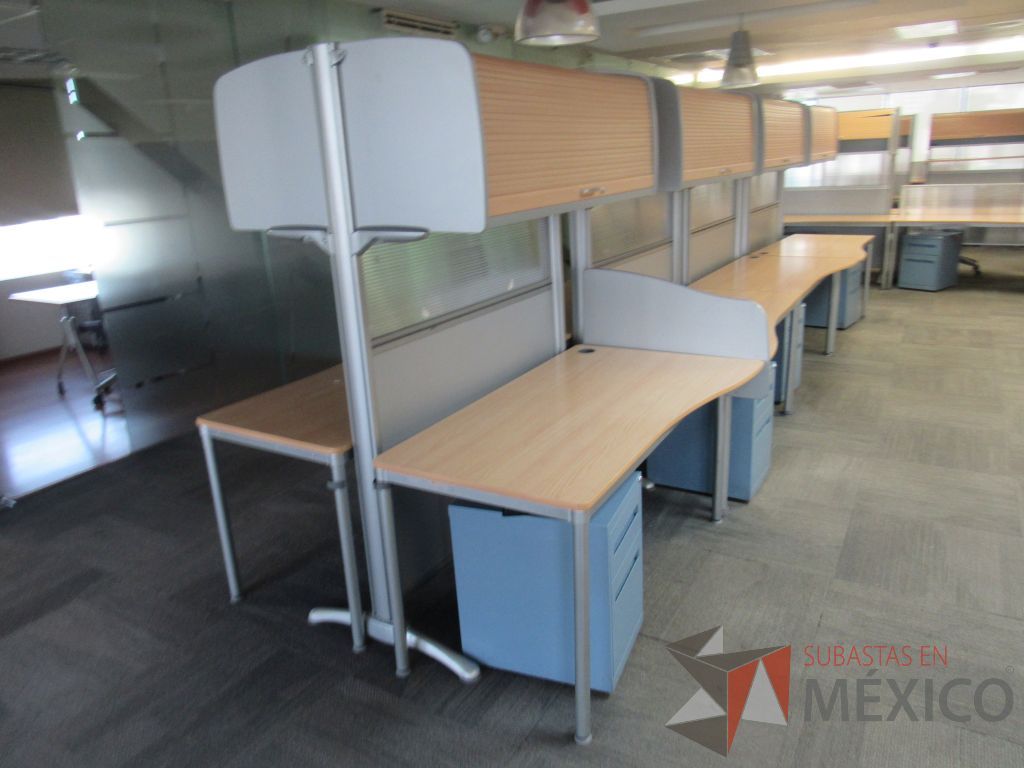 Lote 158 - Estación de trabajo para 8 personas de mampara alta con 8 gavetas y 8 archiveros verticales color azul - Imagen 9