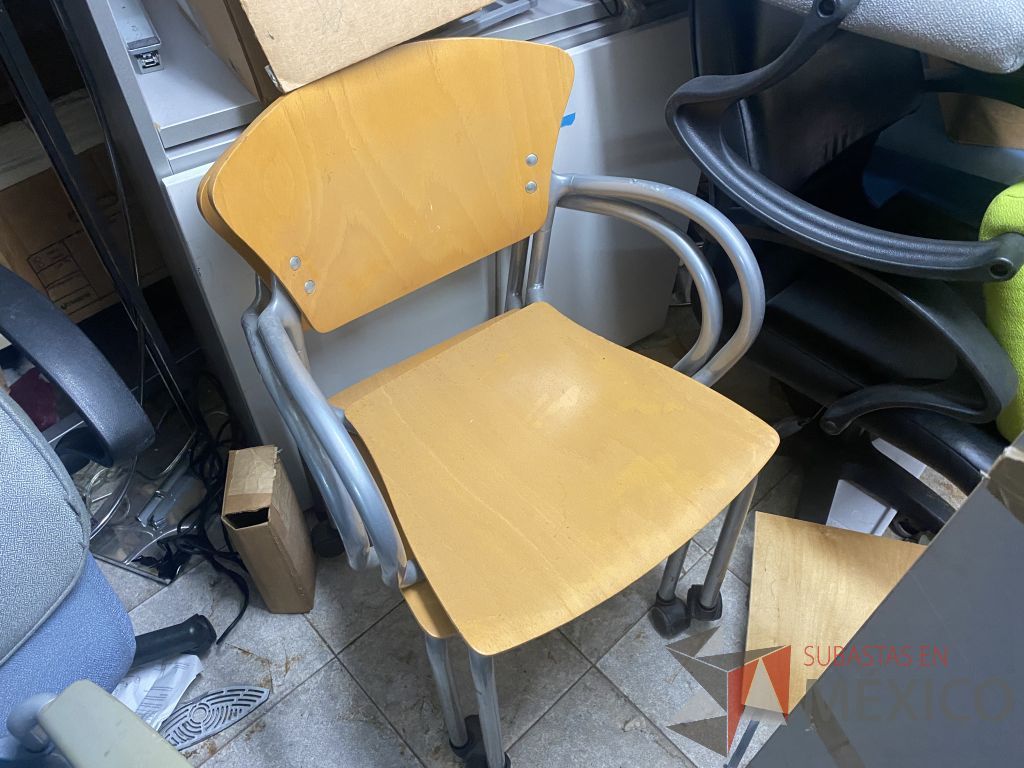 Lote 378j - Silla de visita con asiento y respaldo liso color madera