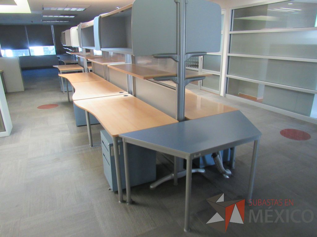 Lote 105 - Estación de trabajo para 6 personas con 6 gavetas - Imagen 4