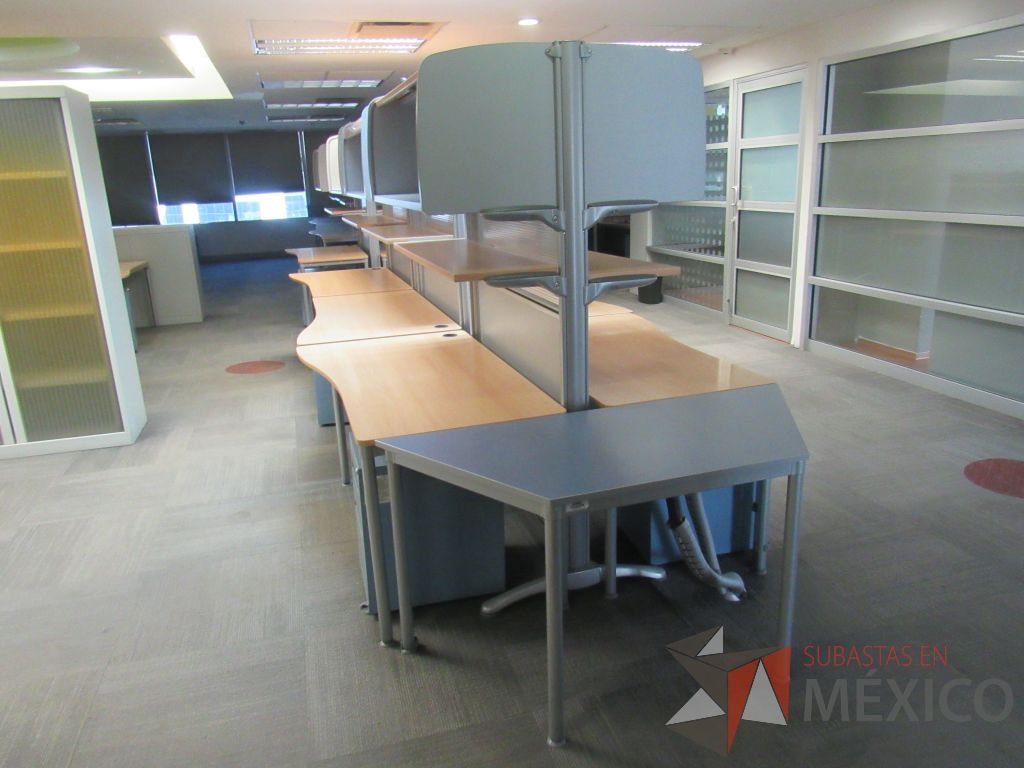 Lote 105 - Estación de trabajo para 6 personas con 6 gavetas - Imagen 6