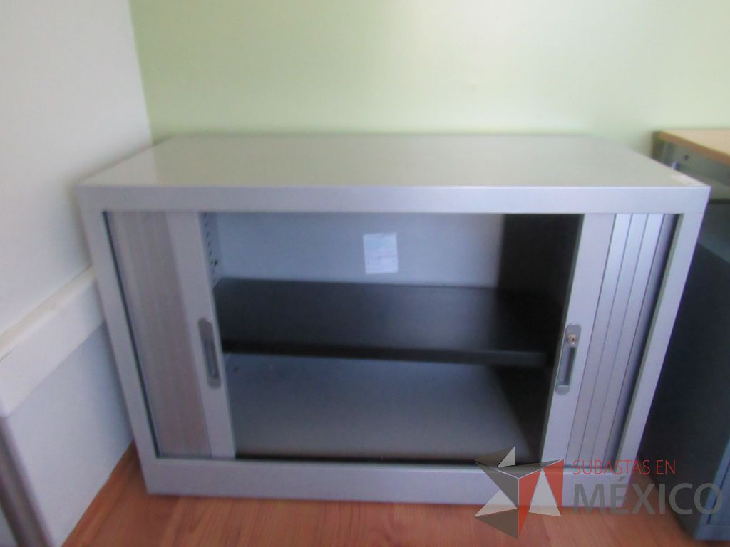 Lote 226 - Gabinete metálico con 2 puertas corredizas color gris y 1 entrepaño color - Imagen 3