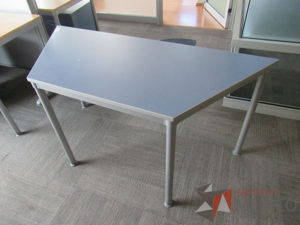 Lote 229 - Mesa de trabajo en forma de trapecio con base metálica y cubierta color azul