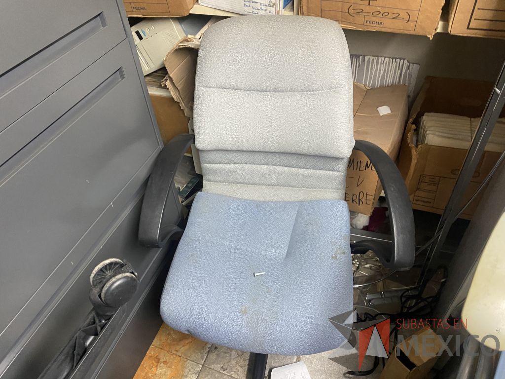 Lote 378f - 2 Sillas operativas con ruedas con asiento y respaldo color azul con gris