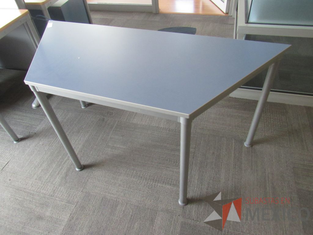 Lote 229 - Mesa de trabajo en forma de trapecio con base metálica y cubierta color azul - Imagen 5