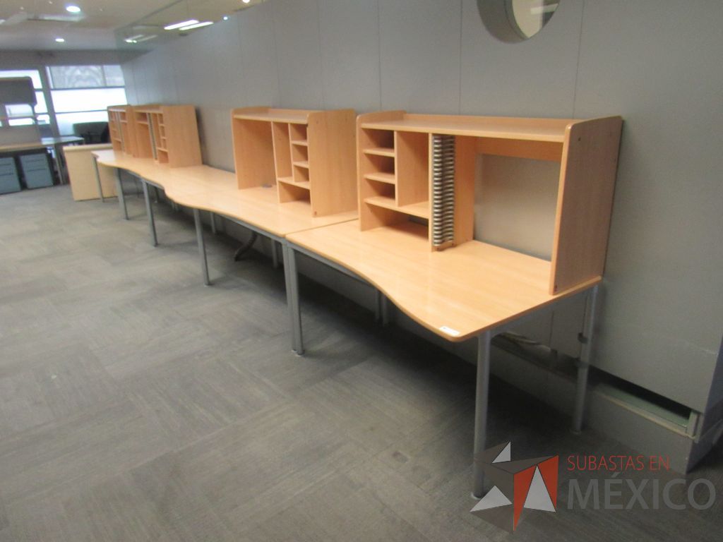 Lote 231c - Mesa de trabajo con base metálica y gabinete superior con 4 entrepaños - Imagen 2