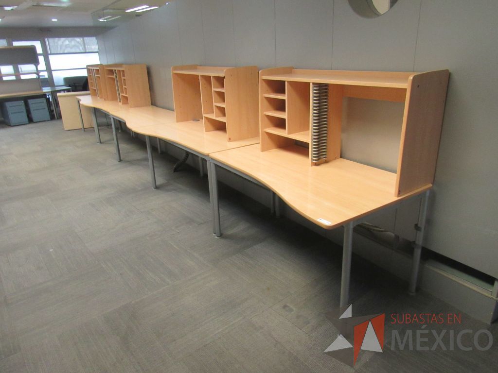 Lote 231c - Mesa de trabajo con base metálica y gabinete superior con 4 entrepaños - Imagen 3