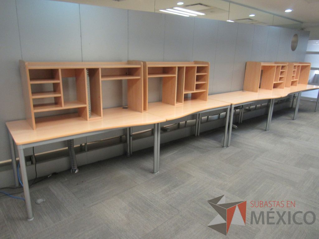 Lote 231c - Mesa de trabajo con base metálica y gabinete superior con 4 entrepaños - Imagen 4