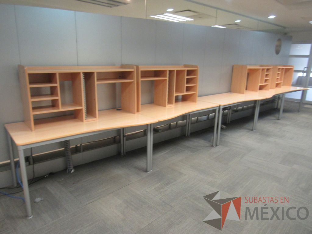 Lote 231c - Mesa de trabajo con base metálica y gabinete superior con 4 entrepaños - Imagen 5