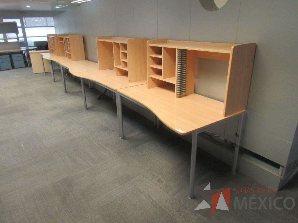Lote 231c - Mesa de trabajo con base metálica y gabinete superior con 4 entrepaños