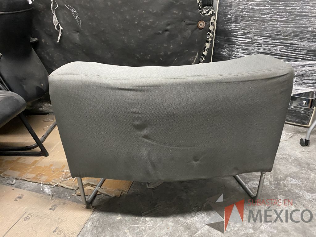 Lote 061 - Sillón de 1 plaza con base metálica, asiento y respaldo en tela color gris - Imagen 7