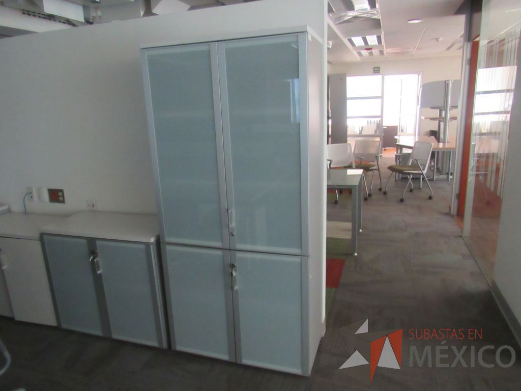 Lote 270 - Gabinete alto con 4 puertas y 5 entrepaño color gris - Imagen 2