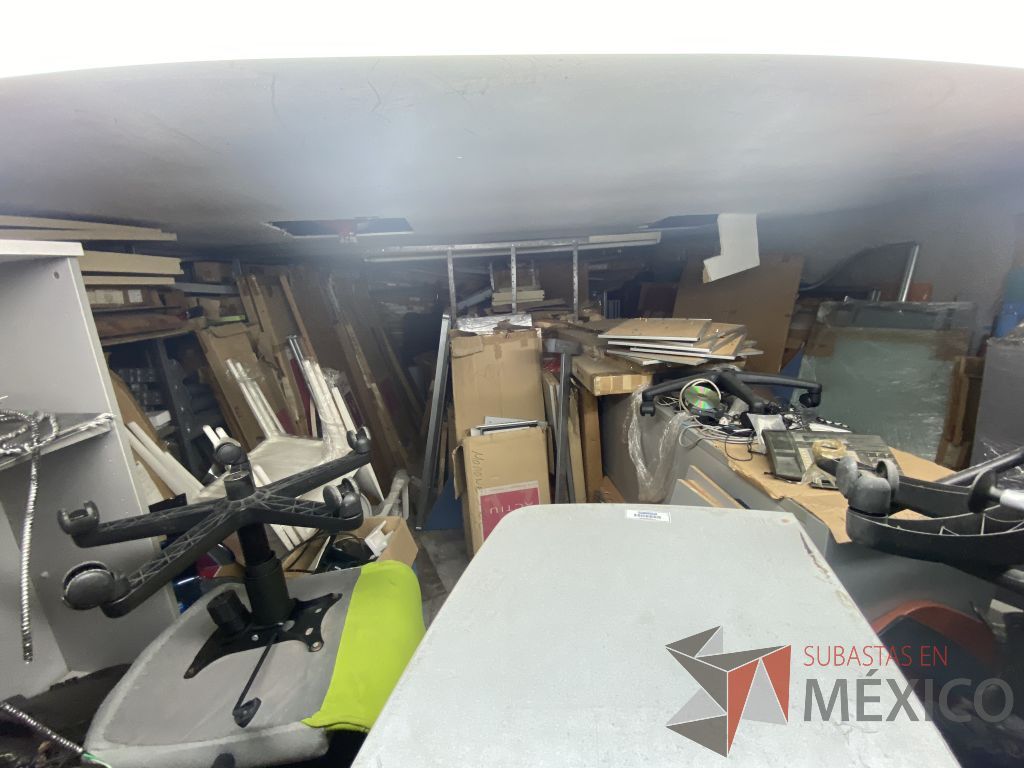 Lote 086 - 350 piezas de mampara y accesorios para estaciones de trabajo - Imagen 2