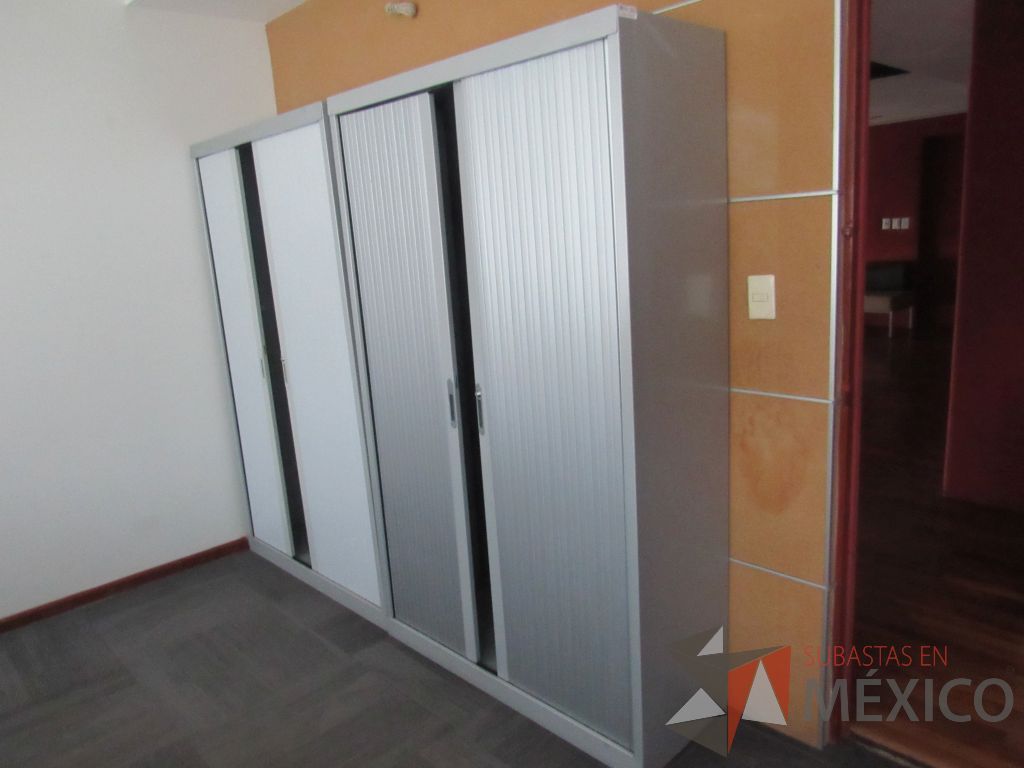 Lote 210 - Gabinete metálico alto con 2 puertas corredizas y 4 entrepaños - Imagen 2