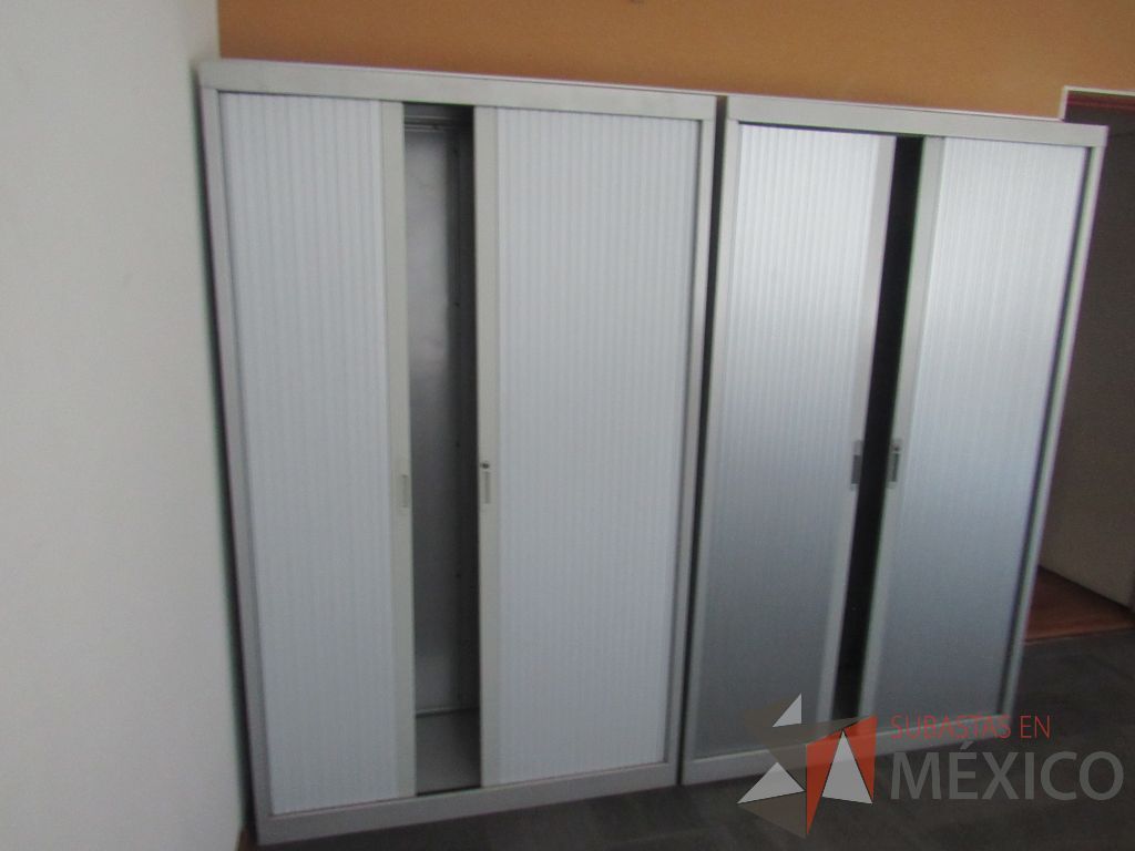 Lote 210 - Gabinete metálico alto con 2 puertas corredizas y 4 entrepaños - Imagen 3