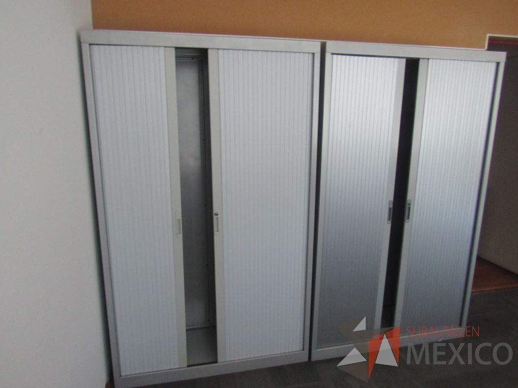 Lote 210 - Gabinete metálico alto con 2 puertas corredizas y 4 entrepaños