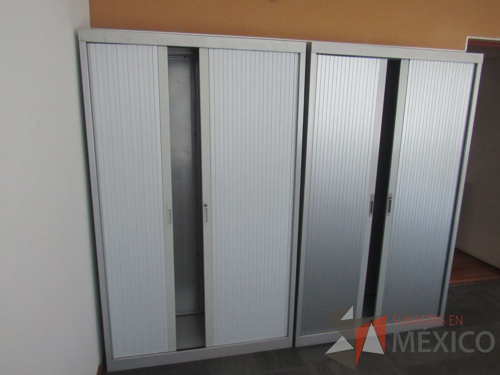 Lote 210 - Gabinete metálico alto con 2 puertas corredizas y 4 entrepaños - Imagen 4