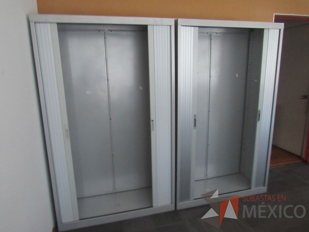 Lote 210 - Gabinete metálico alto con 2 puertas corredizas y 4 entrepaños - Imagen 5