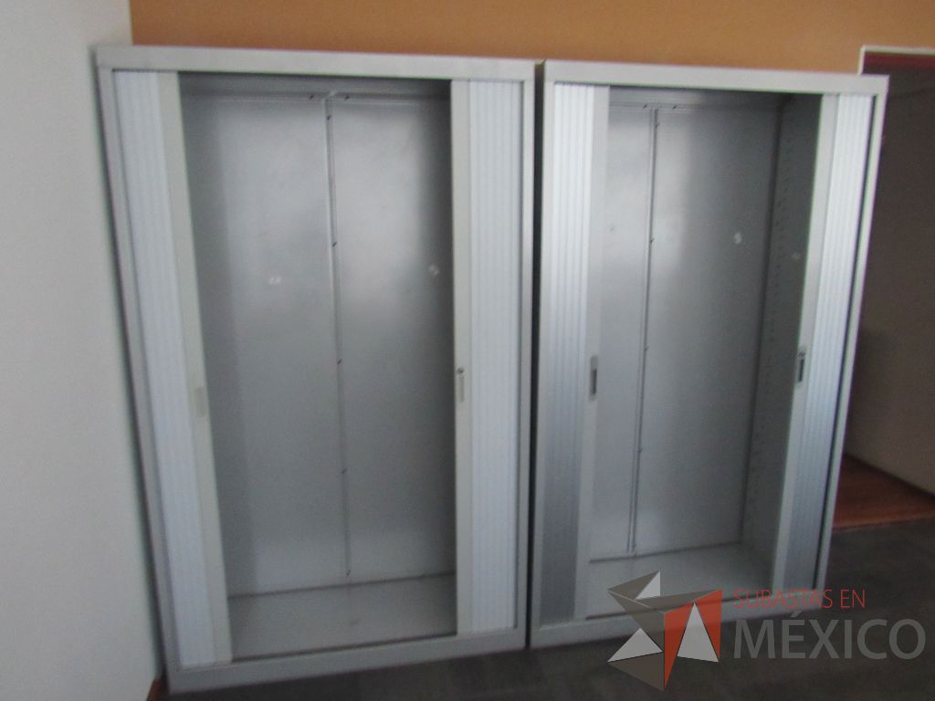 Lote 210 - Gabinete metálico alto con 2 puertas corredizas y 4 entrepaños - Imagen 6
