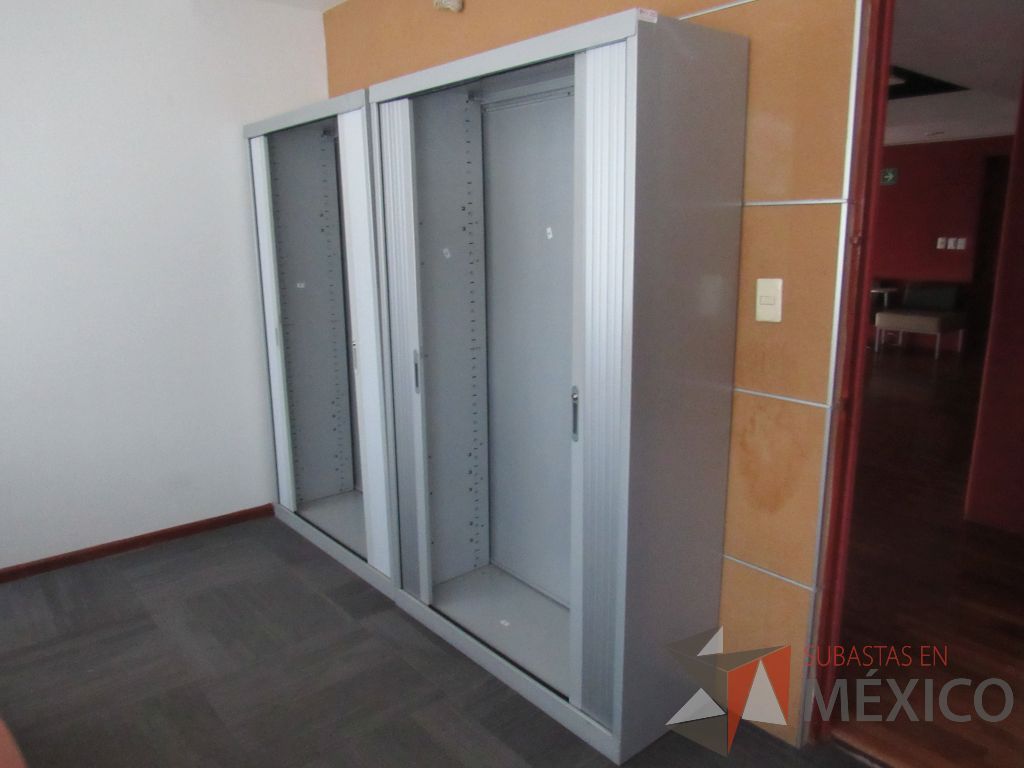 Lote 210 - Gabinete metálico alto con 2 puertas corredizas y 4 entrepaños - Imagen 7