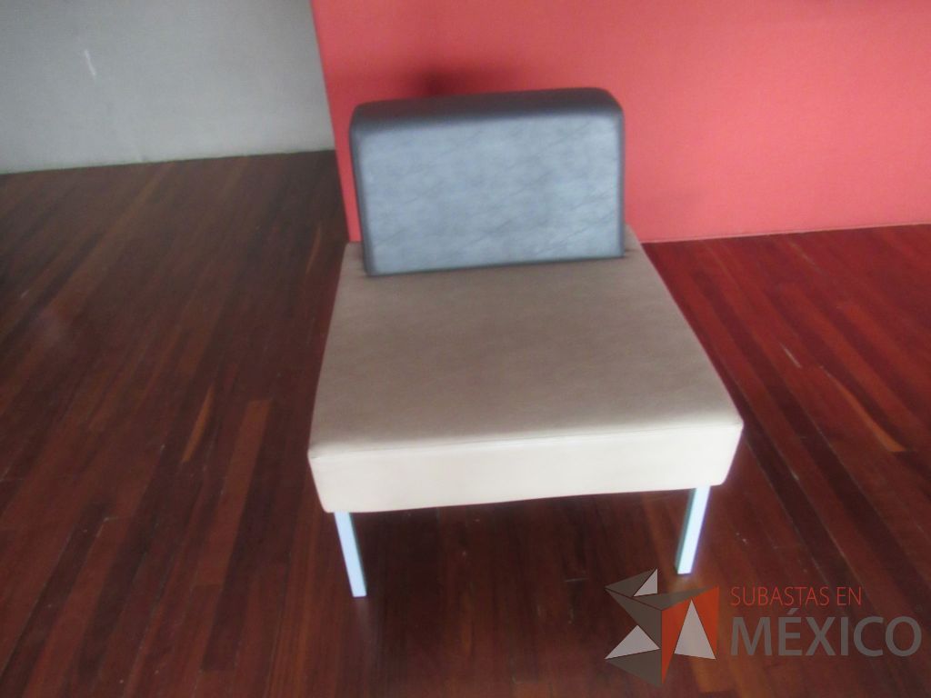 Lote 244b - Sillón de 1 plaza con base metálica, asiento y respaldo tipo piel - Imagen 2