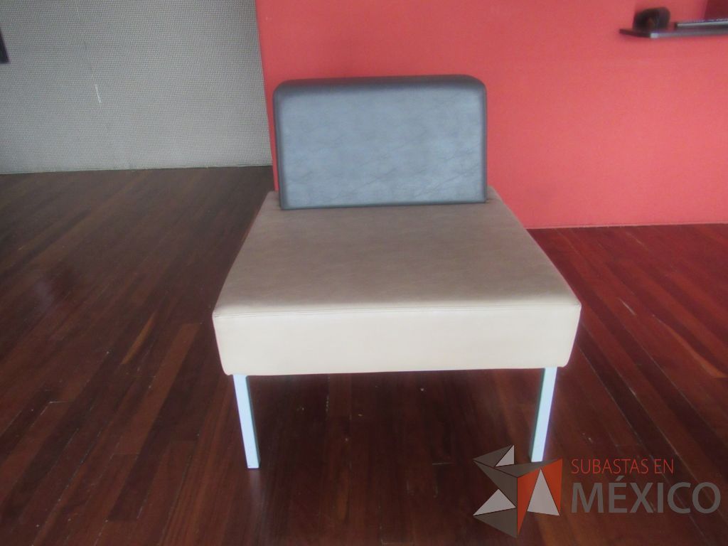 Lote 244b - Sillón de 1 plaza con base metálica, asiento y respaldo tipo piel
