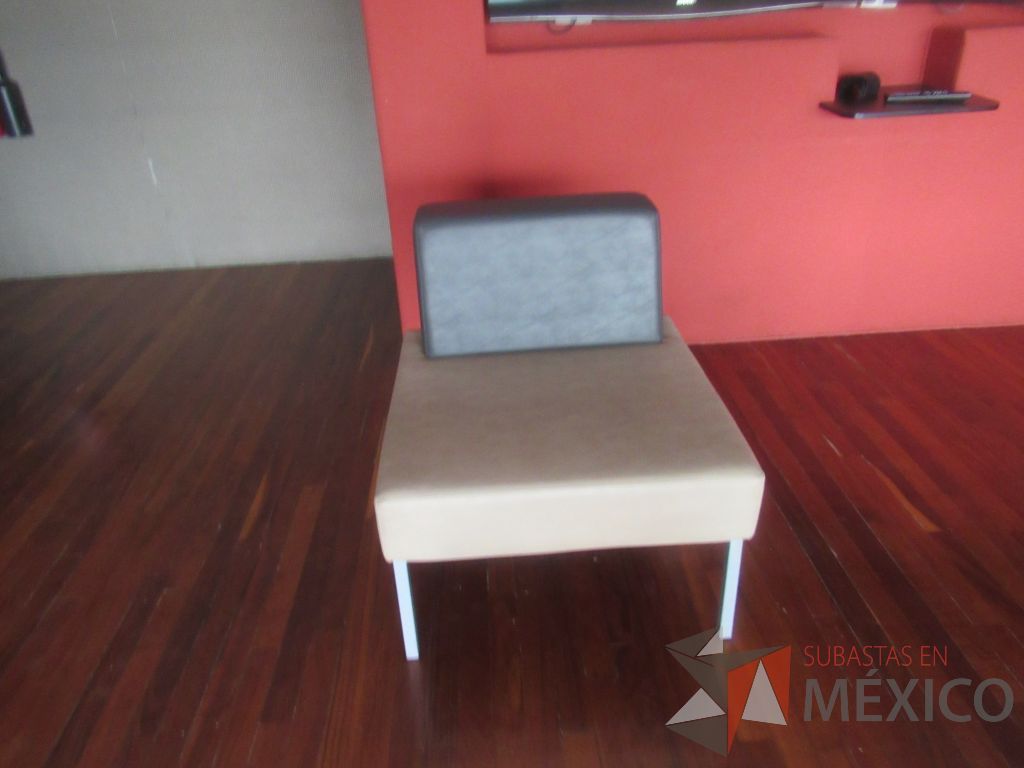 Lote 244b - Sillón de 1 plaza con base metálica, asiento y respaldo tipo piel - Imagen 3