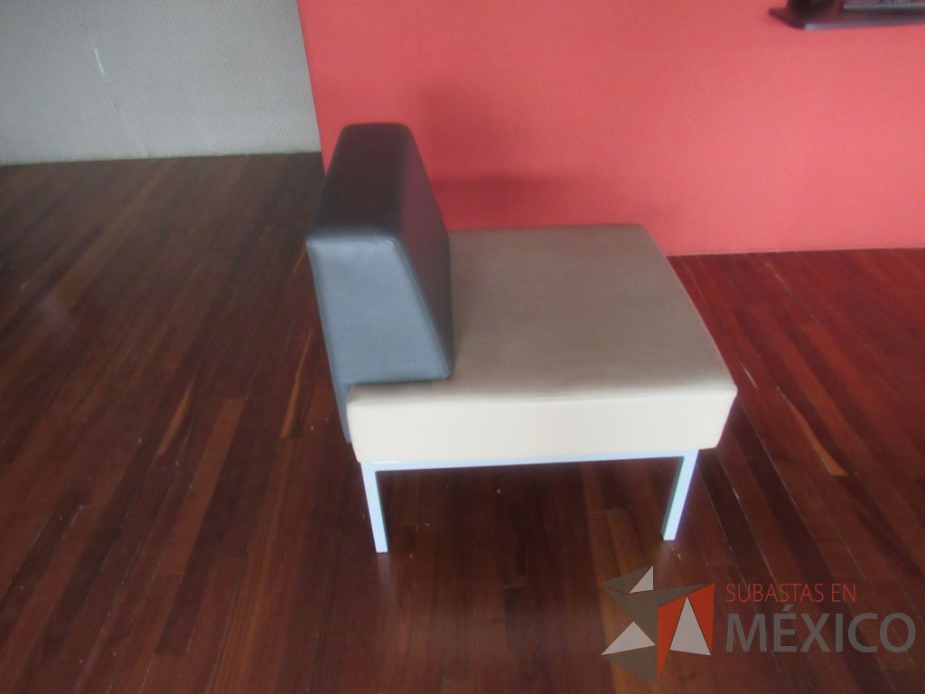 Lote 244b - Sillón de 1 plaza con base metálica, asiento y respaldo tipo piel - Imagen 4