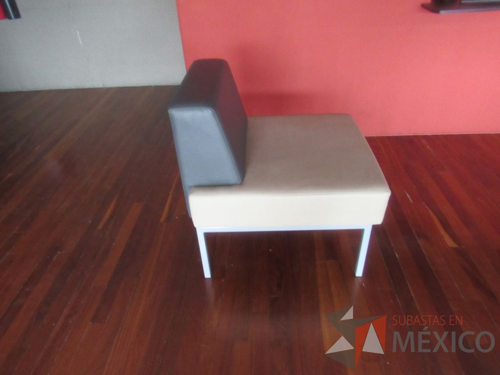 Lote 244b - Sillón de 1 plaza con base metálica, asiento y respaldo tipo piel - Imagen 5