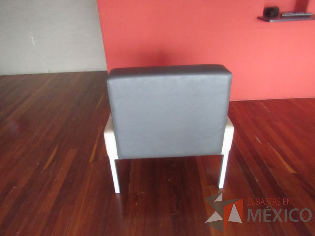 Lote 244b - Sillón de 1 plaza con base metálica, asiento y respaldo tipo piel - Imagen 6