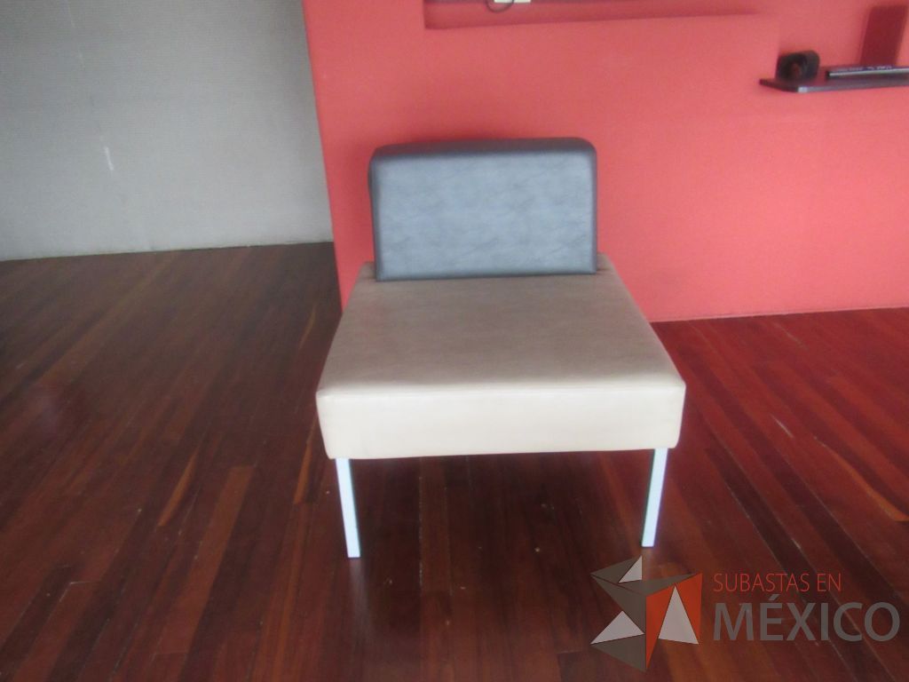 Lote 244b - Sillón de 1 plaza con base metálica, asiento y respaldo tipo piel - Imagen 7