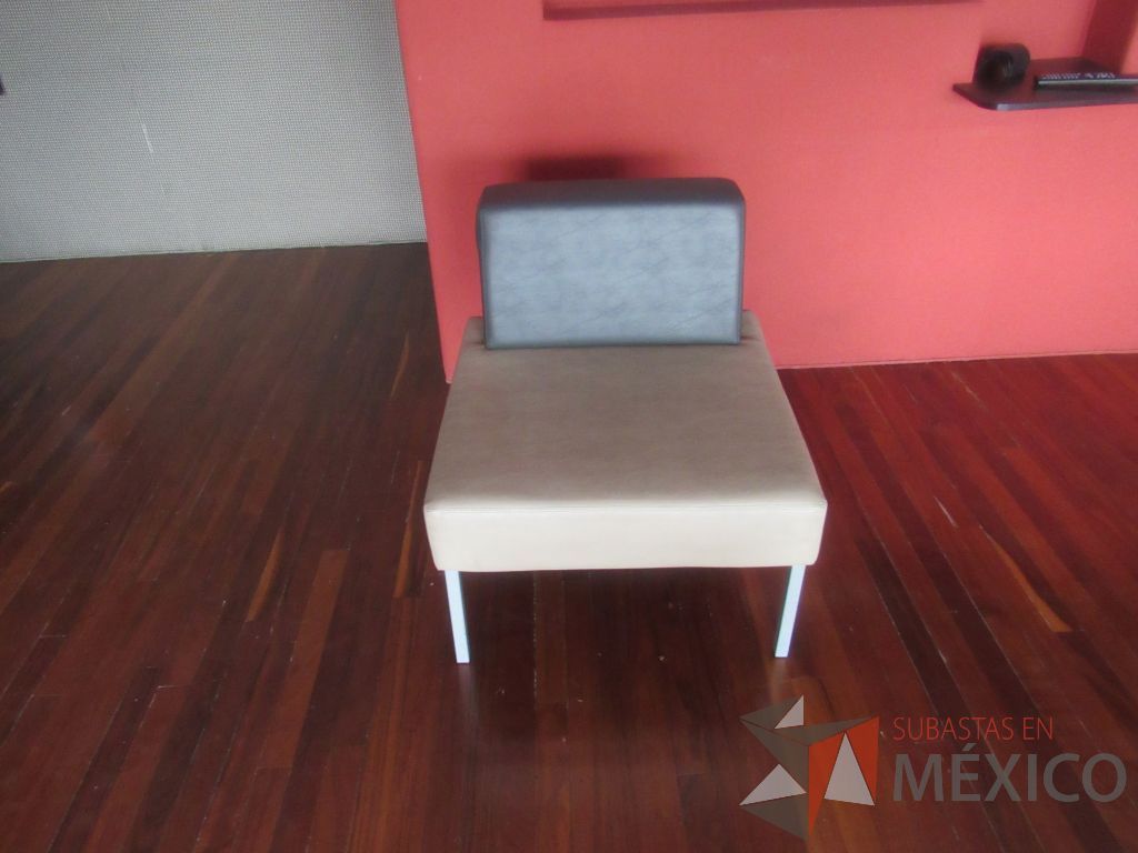 Lote 244b - Sillón de 1 plaza con base metálica, asiento y respaldo tipo piel - Imagen 8