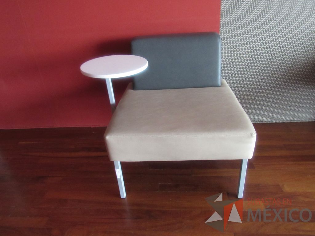 Lote 245d - Sillón de 1 plaza con base metálica, paleta, asiento y respaldo tipo piel