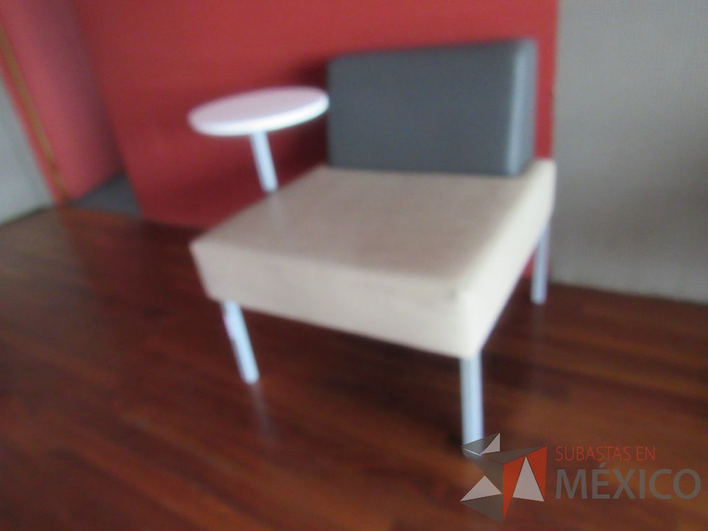 Lote 245d - Sillón de 1 plaza con base metálica, paleta, asiento y respaldo tipo piel - Imagen 2