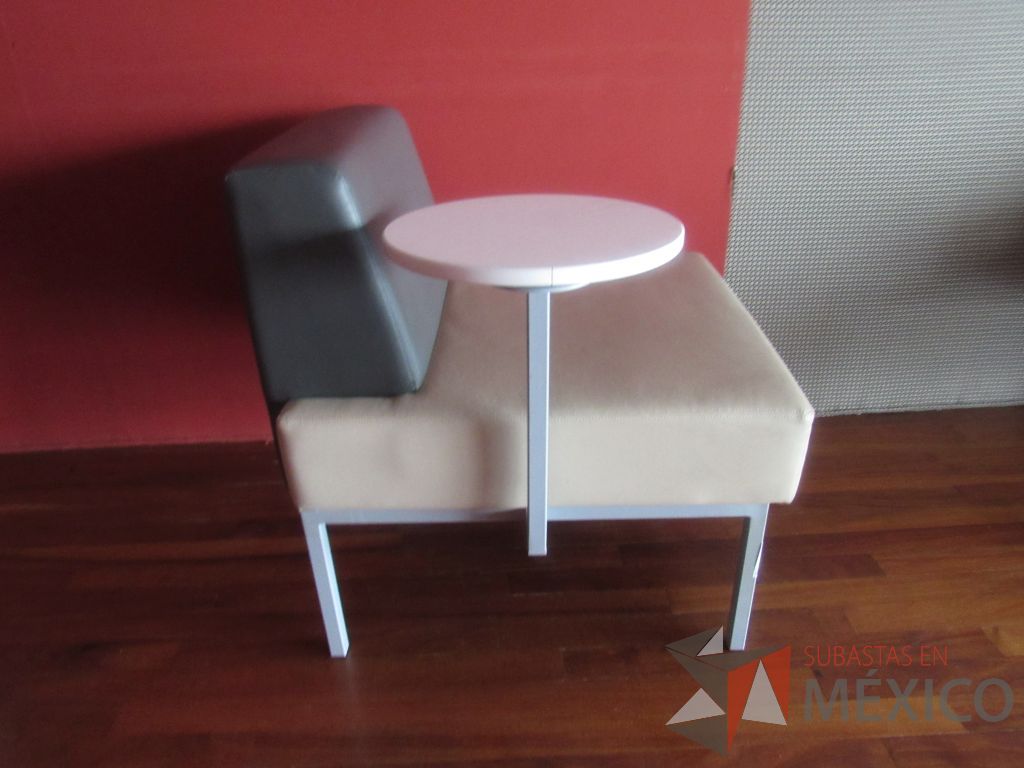 Lote 245d - Sillón de 1 plaza con base metálica, paleta, asiento y respaldo tipo piel - Imagen 4