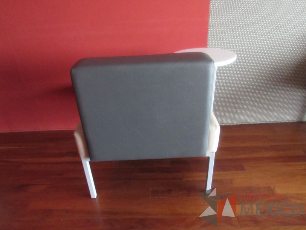 Lote 245d - Sillón de 1 plaza con base metálica, paleta, asiento y respaldo tipo piel - Imagen 7