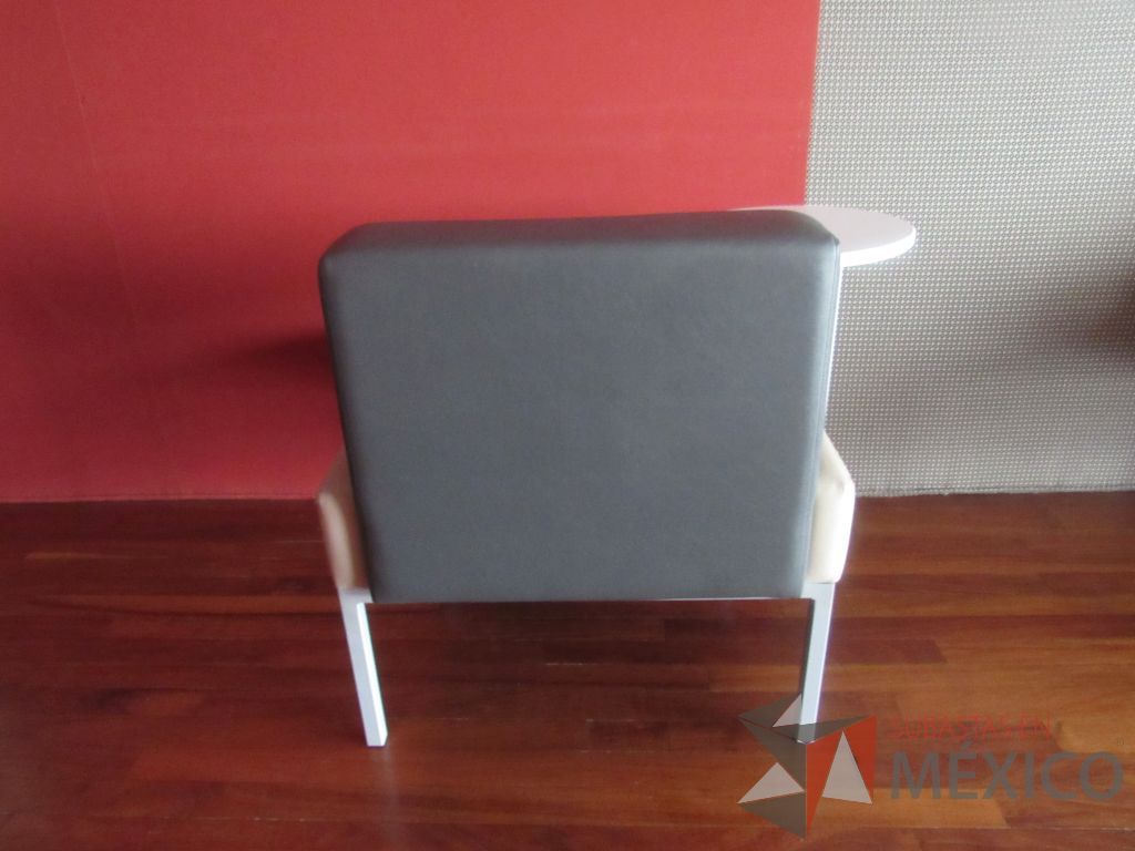 Lote 245d - Sillón de 1 plaza con base metálica, paleta, asiento y respaldo tipo piel - Imagen 8