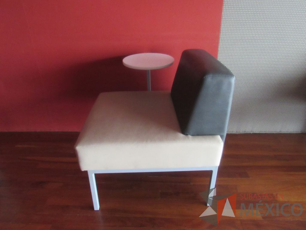 Lote 245d - Sillón de 1 plaza con base metálica, paleta, asiento y respaldo tipo piel - Imagen 9