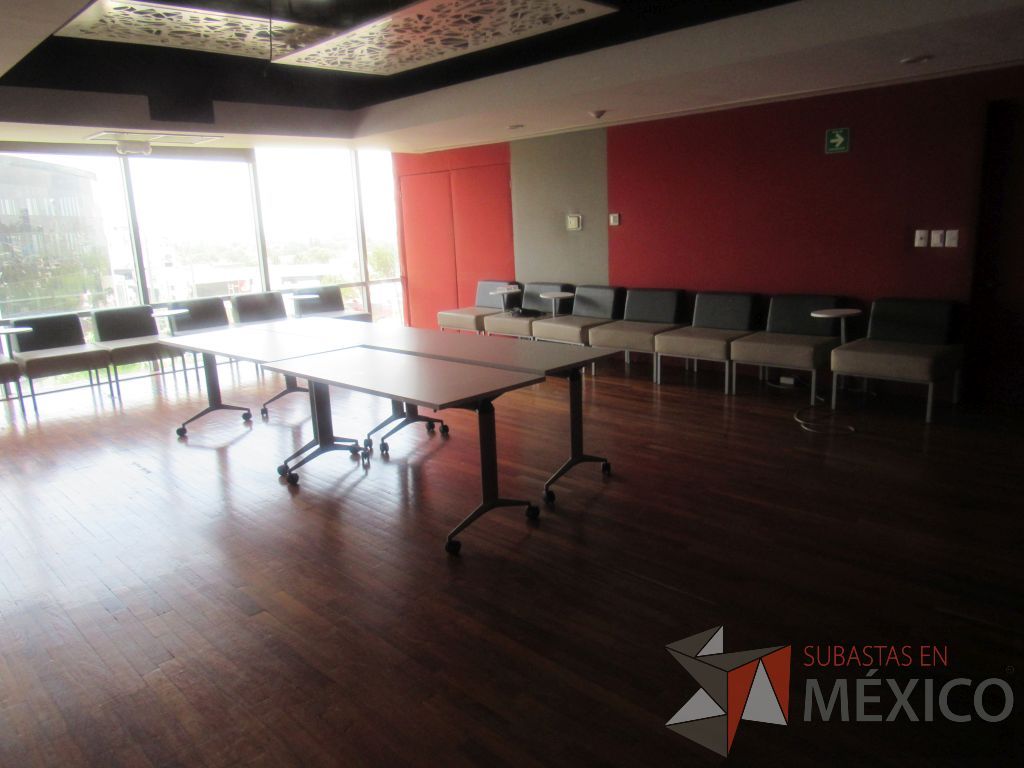 Lote 245d - Sillón de 1 plaza con base metálica, paleta, asiento y respaldo tipo piel - Imagen 10