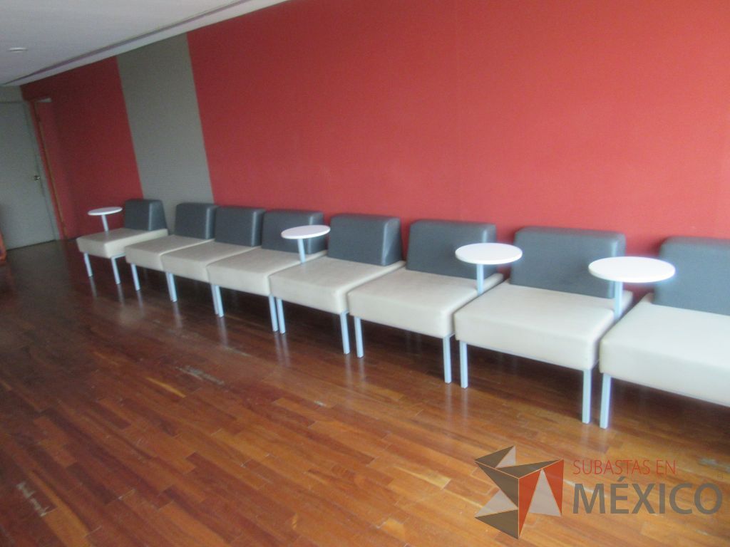 Lote 245d - Sillón de 1 plaza con base metálica, paleta, asiento y respaldo tipo piel - Imagen 11