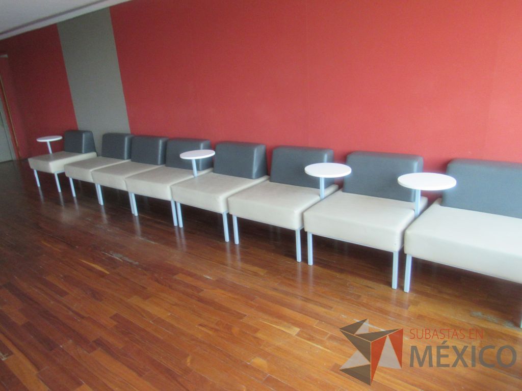 Lote 245d - Sillón de 1 plaza con base metálica, paleta, asiento y respaldo tipo piel - Imagen 5