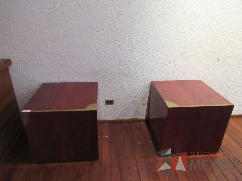 Lote 028 - 2 Revisteros en forma de cubo en madera color vino y mesa de sala de juntas ovalada - Imagen 2