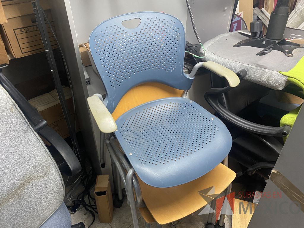 Lote 378i - Silla de visita con 4 patas color azul