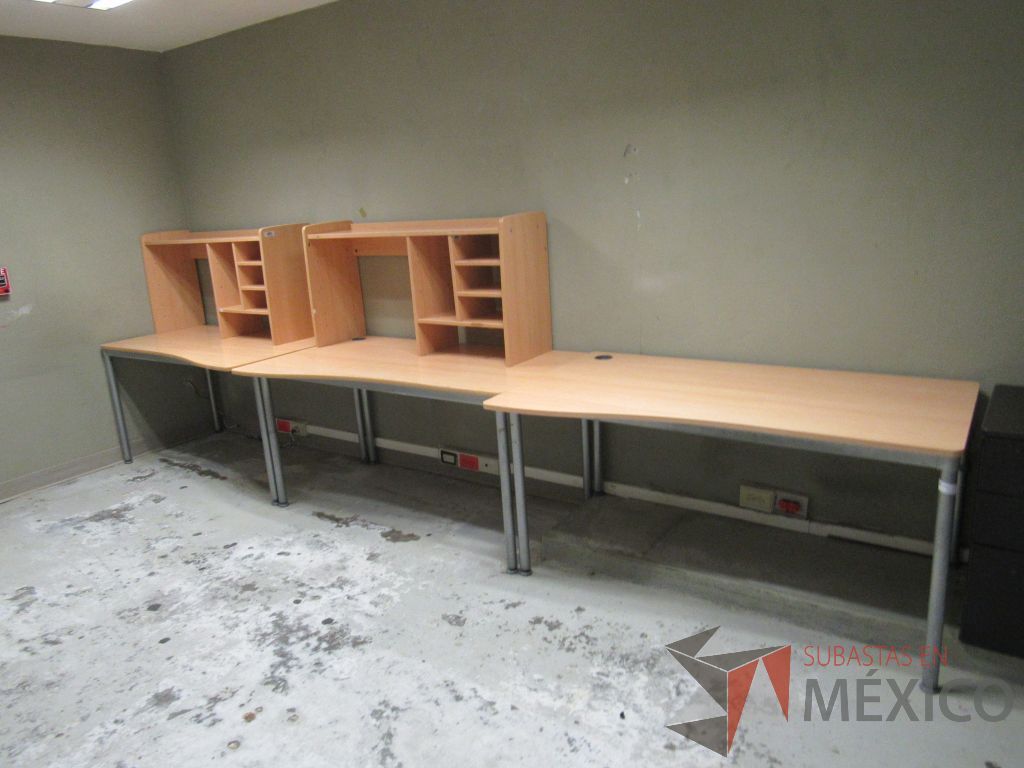 Lote 197b - Mesa de trabajo con 4 patas metálicas, orificio para cables cubierta color madera y gabinete sobrepuesto con 4 entrepaños - Imagen 2