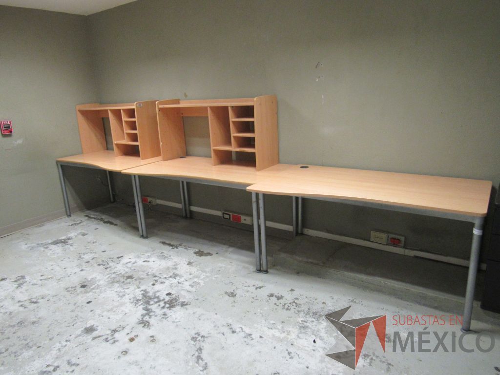 Lote 197b - Mesa de trabajo con 4 patas metálicas, orificio para cables cubierta color madera y gabinete sobrepuesto con 4 entrepaños - Imagen 3