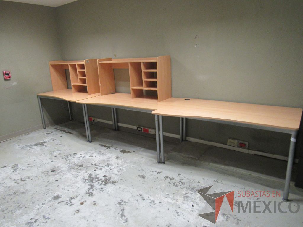 Lote 197b - Mesa de trabajo con 4 patas metálicas, orificio para cables cubierta color madera y gabinete sobrepuesto con 4 entrepaños - Imagen 4