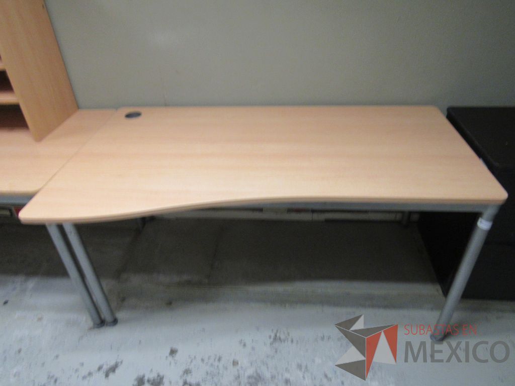 Lote 197b - Mesa de trabajo con 4 patas metálicas, orificio para cables cubierta color madera y gabinete sobrepuesto con 4 entrepaños - Imagen 5