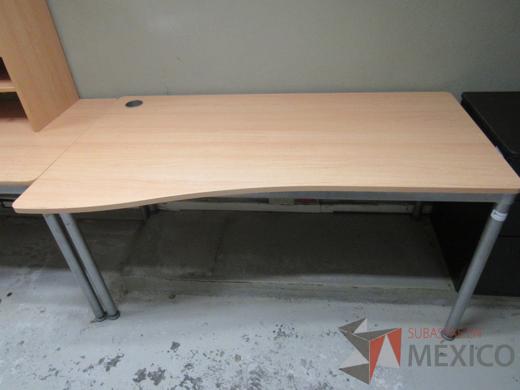 Lote 197b - Mesa de trabajo con 4 patas metálicas, orificio para cables cubierta color madera y gabinete sobrepuesto con 4 entrepaños - Imagen 6