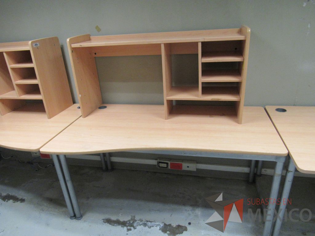 Lote 197b - Mesa de trabajo con 4 patas metálicas, orificio para cables cubierta color madera y gabinete sobrepuesto con 4 entrepaños - Imagen 7