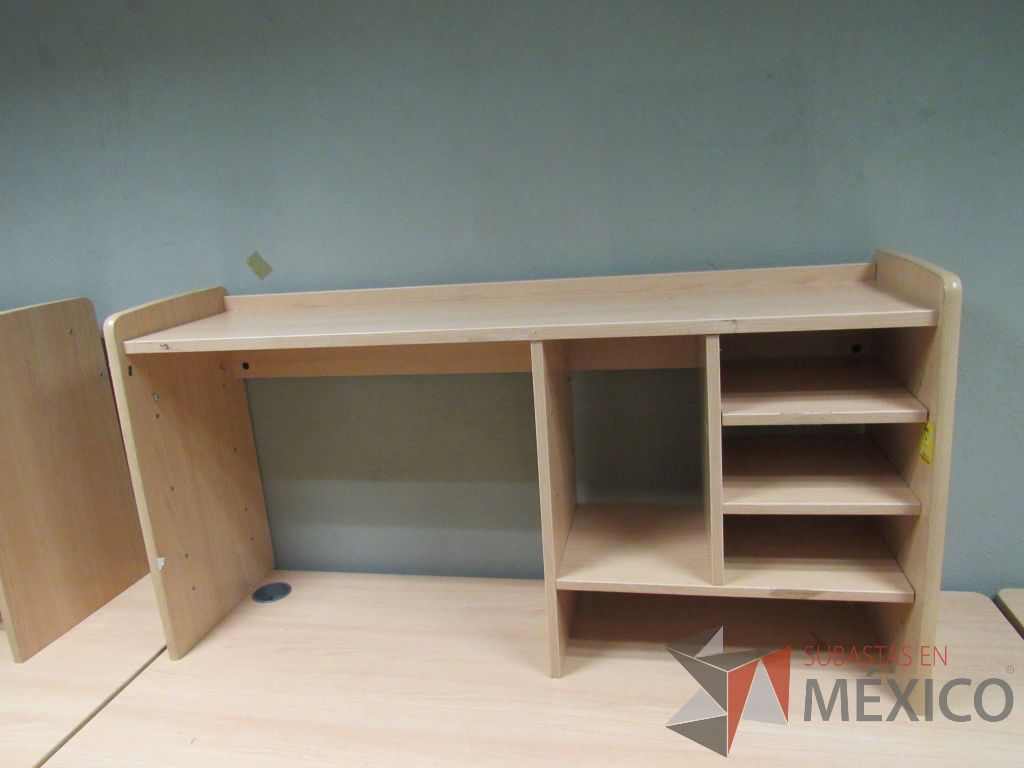 Lote 197b - Mesa de trabajo con 4 patas metálicas, orificio para cables cubierta color madera y gabinete sobrepuesto con 4 entrepaños - Imagen 8