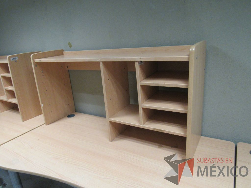 Lote 197b - Mesa de trabajo con 4 patas metálicas, orificio para cables cubierta color madera y gabinete sobrepuesto con 4 entrepaños - Imagen 9